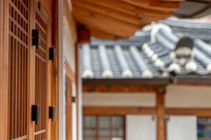 사랑방 창호와 안마당 쪽 기와지붕